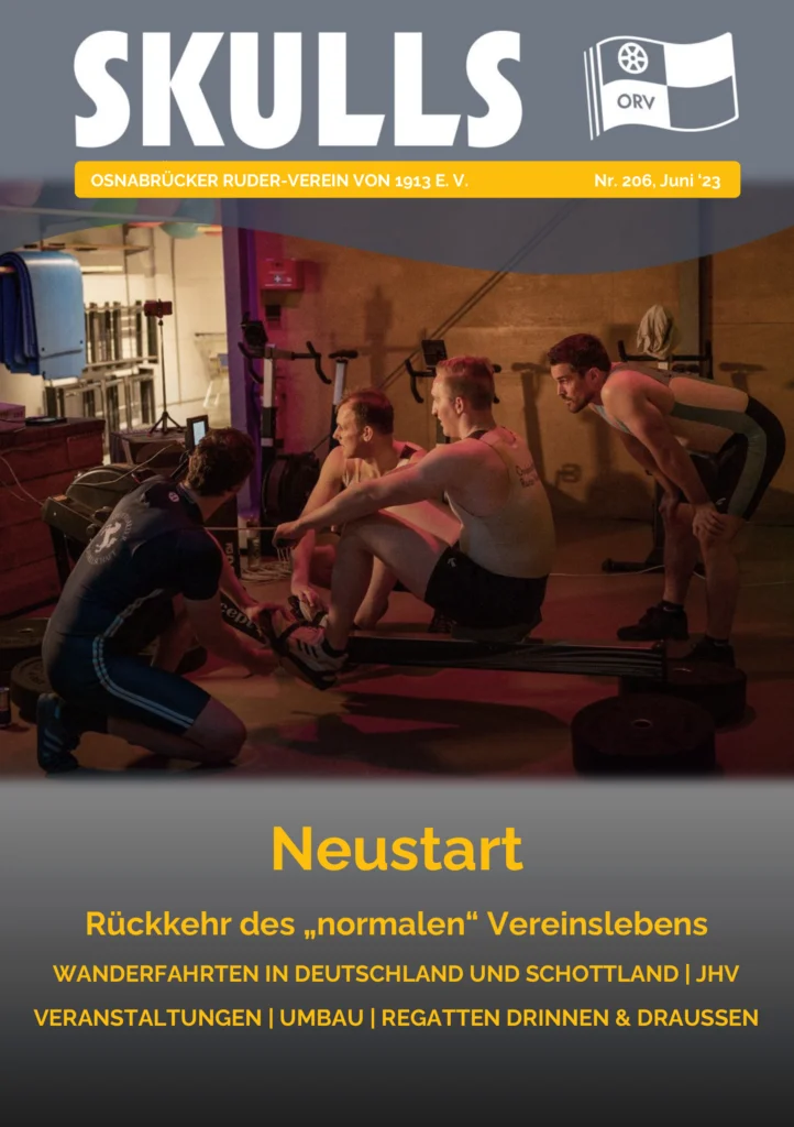 Vier Personen trainieren an einem Ruderergometer in einem Fitnessraum, umgeben von Sportgeräten.