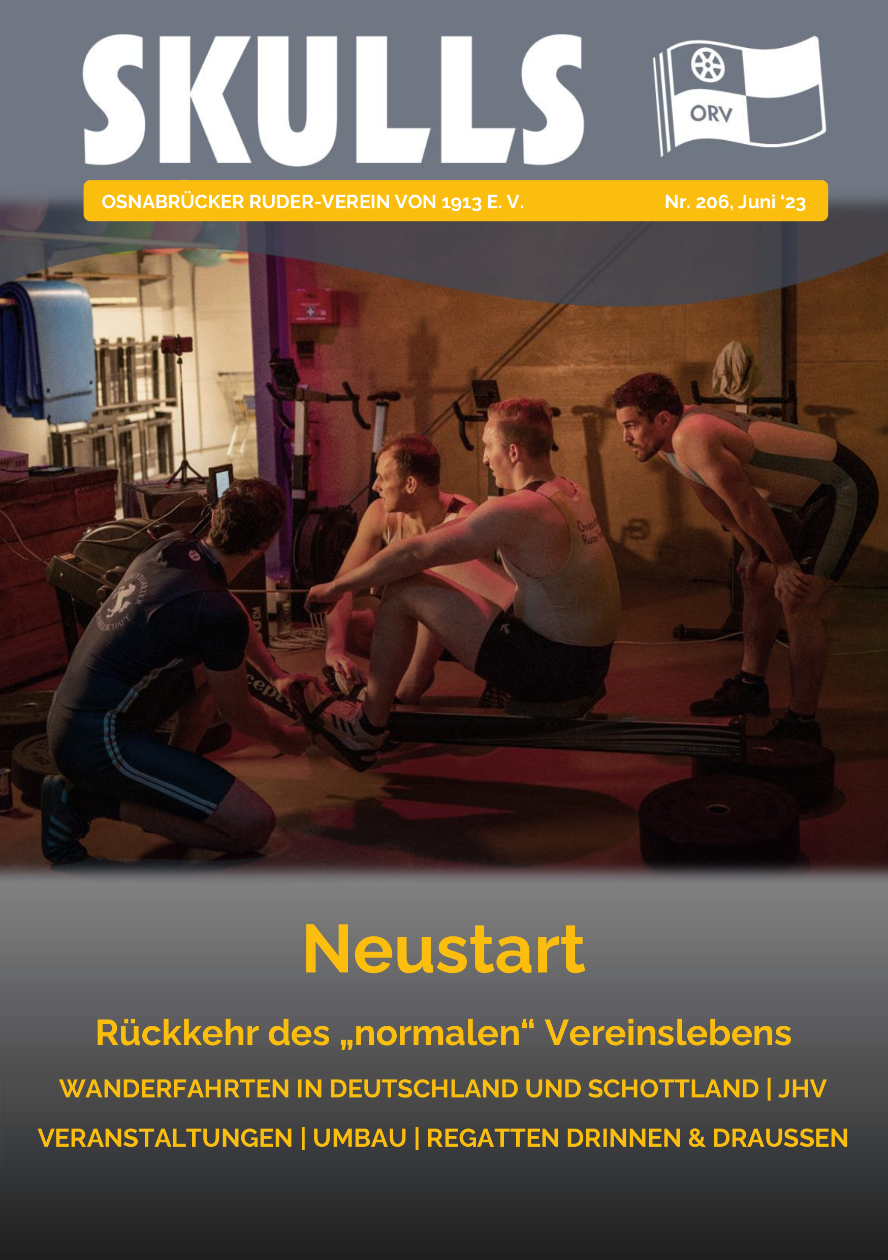 Vier Personen trainieren an einem Ruderergometer in einem Fitnessraum, umgeben von Sportgeräten.